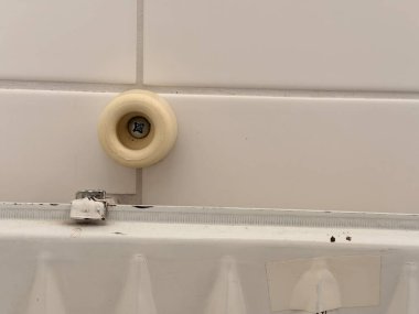Döşeme duvarındaki banyo armatürünü kapat. Yırtık ve günlük kullanım, iç bakım ve gerçekçi ev ortamlarını temsil ediyor..