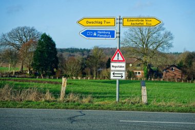 Hamburg Flensburg Owschlag Eckernfotte ve Ascheffel 'e doğru kırsal kesişme noktasında yön işaretleri, seyrüsefer ve bölgesel hareketliliği temsil ediyor.