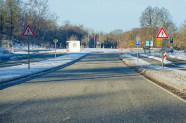 Kışın Flensburg yakınlarındaki Krusau 'daki boş sınır kapısı, Avrupa sınırlarını, hareket kabiliyetini, seyahat düzenlemelerini ve günlük sınır ötesi hareketlerini temsil ediyor.