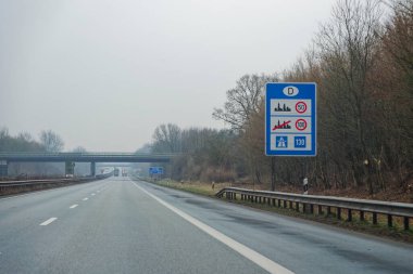 Kışın Danimarka 'dan Almanya' ya Padborg sınırı yakınlarındaki boş otoyol. Hız sınırı işareti ve soğuk atmosfer taşımacılık, lojistik, seyahat ve Avrupa altyapı temaları için ideal.