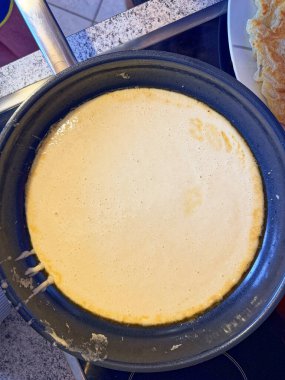 Tencerede taze krep hamuru ev yemeklerini temsil eder. Basit tarifler ve aile yemekleri için günlük mutfak hazırlıkları..