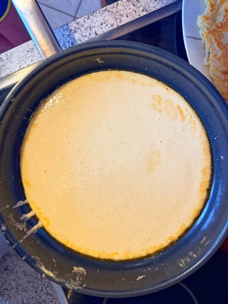 Tencerede taze krep hamuru ev yemeklerini temsil eder. Basit tarifler ve aile yemekleri için günlük mutfak hazırlıkları..