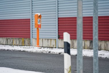 Acil aramalar için otoyolun yanında duran turuncu bir Alman acil durum telefonu, cep telefonu sinyalinin kesilebileceği uzak bölgelerdeki tanıdık bir güvenlik işareti..