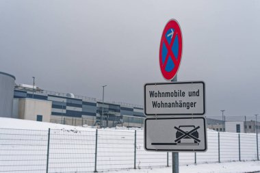 Yol kenarındaki tabela, sağ okla durmak yok, karavan ve karavanlar için kurallar, ayrıca arabaların belirli bir sağ şeridi kullanmasını yasaklayan bir kısıtlama işareti var..