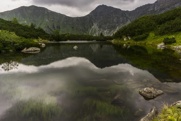 Paisagem com um lago de montanha — Fotografia de Stock
