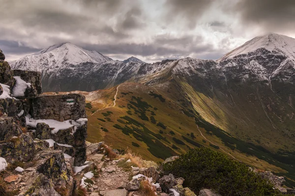 Güzel sonbahar dağ manzarası. Tatry.Poland