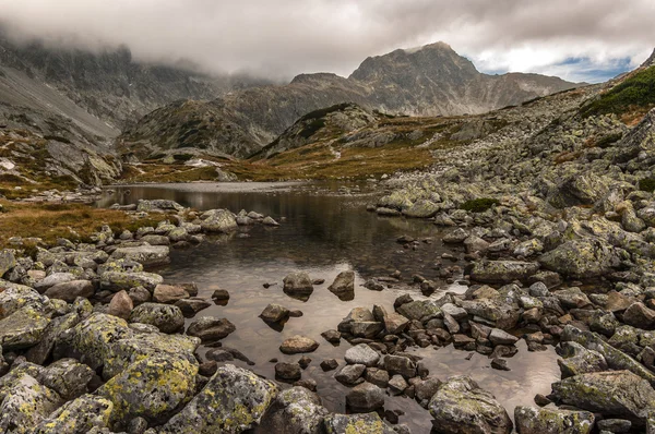 Μεγάλη βραχώδεις κορυφές σε στα βουνά High Tatra. Σλοβακία — Φωτογραφία Αρχείου