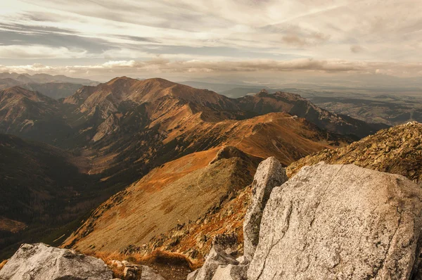 Güzel sonbahar dağ manzarası. Tatry. Polonya