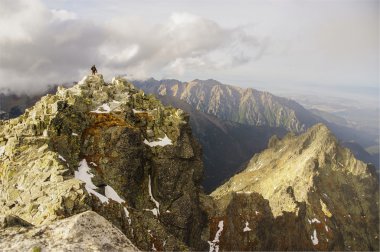 Tek adam bir dağın tepesinde duruyor. Tatry. Rysy