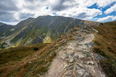 Salatin 'e giden patika. Batı Tatras. Slovakya.