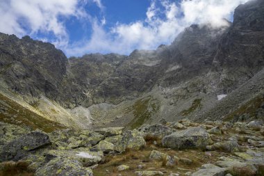 Yüksek Tatraların tepelerinde bulutlar.