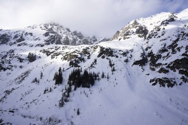 Tatra Dağlarının kış manzarası.
