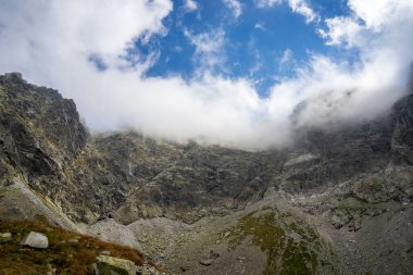 Yüksek Tatraların tepelerinde bulutlar.