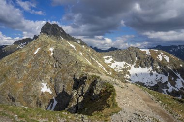 High Tatras 'taki dağ manzarası. Swinica 'nın zirvesine bak.
