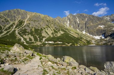 Kara Göl Gasienicowy Polonya Tatra Dağları 'nda temiz bir göl..