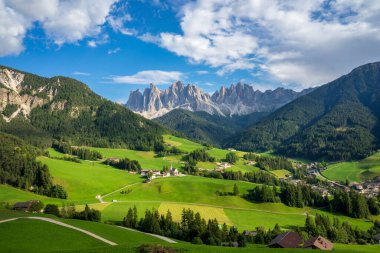 Santa Maddalena köyünün güzel, resimli manzarası. Dolomitler. İtalya.