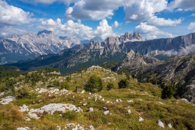 Eylül 'de Dolomitler. Croda da Lago 'nun manzarası.