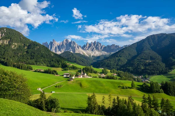 Santa Maddalena köyünün güzel, resimli manzarası. Dolomitler. İtalya.