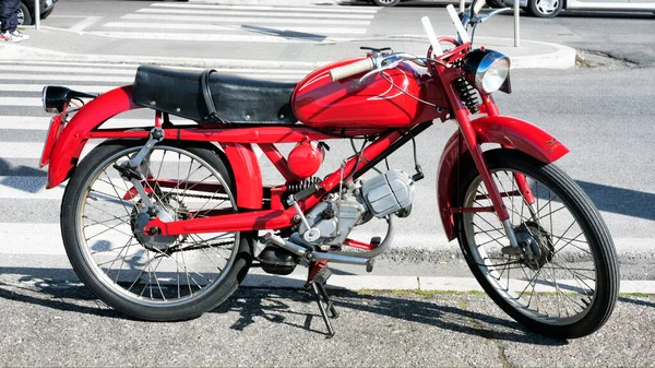 意大利罗马 2016年2月21日 意大利摩托车制造商Moto Guzzi生产的美丽而稀有的老式红色摩托车在街上停放的概况 — 图库照片