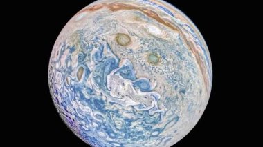 Devasa gezegen Jüpiter yüzeyini ve yüksek çözünürlükteki güney kutbunu keşfetmek için yakınlaştırıldığında kutup kasırgaları ve büyük gaz fırtınaları ile son derece detaylı bir yüzey ve aşırı iklim gösteriyor.