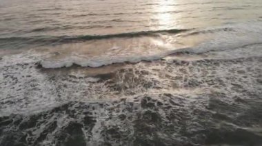 Dalgaların üzerinden sola dönün, dalgaların üzerinden zümrüt su ve köpüklü köpüklerle heyecan verici bir uçuş.