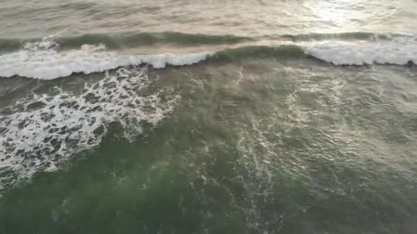 大浪的Pov跟踪形成显示了自然的力量 翡翠水的运动产生了白色泡沫 — 图库视频影像
