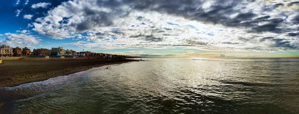 罗马海岸美丽的天空和令人联想起的日出全景 在被日光照射在哺乳动物云间的海面上 有着柔和的彩色戏剧性灯光 — 图库照片