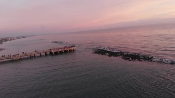 Cineastische Sonnenuntergang Luftaufnahme Über Dem Meer Pov Blick Annäherung Fußgängersteg — Stockvideo