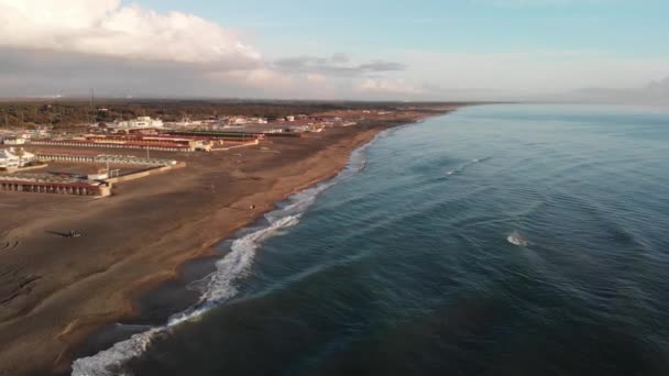 Fliegen Über Die Küste Mit Wunderbaren Lichtreflexen Über Dem Satin — Stockvideo