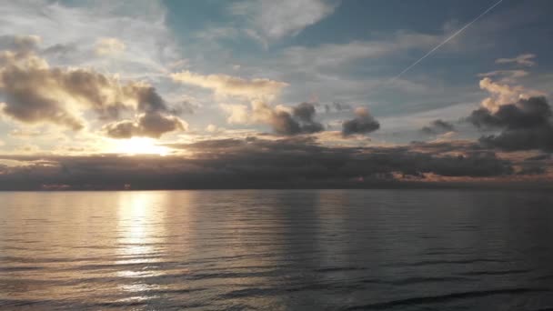 Majestätischer Sonnenuntergang Über Dem Ozean Mit Wunderbaren Lichtreflexen Über Seidigem — Stockvideo