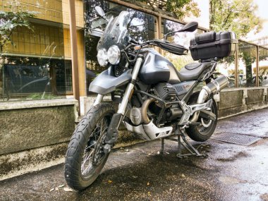 Roma, İtalya - 5 Aralık 2020: Güzel motosiklet modeli Moto Guzzi V85 TT 850 İtalyan motosiklet üreticisi Moto Guzzi tarafından sokakta park edilmiş gri renkli. 