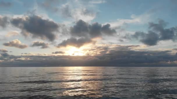 絹のような海の上の幻想的な空の飛行壁の雲とCirrusと黄金の地平線と素晴らしい日没の空中ビュー — ストック動画