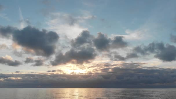 Fantástico Céu Colorido Por Sol Sobre Oceano Com Raios Sol — Vídeo de Stock