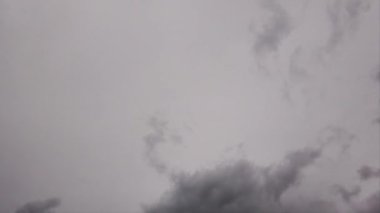 Kötü hava ve uğursuz gri gökyüzü kasvetli karanlık bir kış günü kara bulutlar ve gök gürültüsü bulutları havada hareket ediyor.