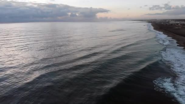 Vista Aérea Atardecer Sobre Calma Hinchada Agua Mar Sedosa Playa — Vídeos de Stock