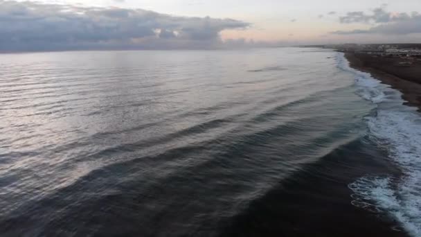 Tramonto Vista Aerea Sulla Calma Acqua Mare Setosa Gonfia Spiaggia — Video Stock