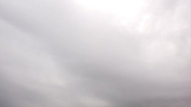 Kötü ve soğuk hava, beyaz karlı, ıslak görünümlü, şişmiş gökyüzü ve Nimbostratus bulutları.