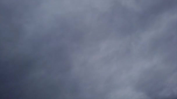어두운 운무성 속도로 흐르는 무서운 속에서 시간은 하늘로 내려간다 — 비디오
