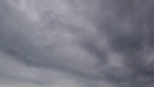 灿烂的天空 恶劣的天气 可怕的阴郁的黑云密布的背景 随着时间的流逝覆盖着天空 — 图库视频影像