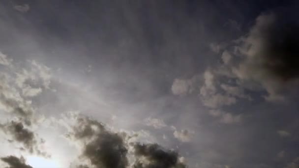 Traumhafter Himmel Mit Herrlichem Sonnenaufgang Und Flauschigen Cirrus Flockenwolken Und — Stockvideo