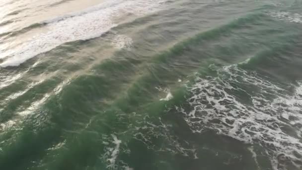 Filmreifer Drohnenblick Flug Über Raues Türkisfarbenes Schäumendes Meer Mit Sonnenstrahlen — Stockvideo
