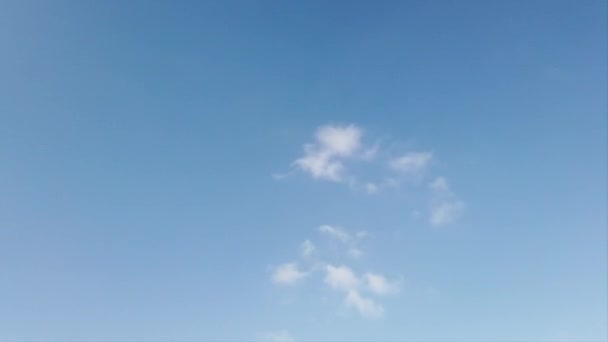 Lato Upływa Błękitnym Niebem Ładną Pogodą Szczęścia Biały Puszysty Cirrus — Wideo stockowe