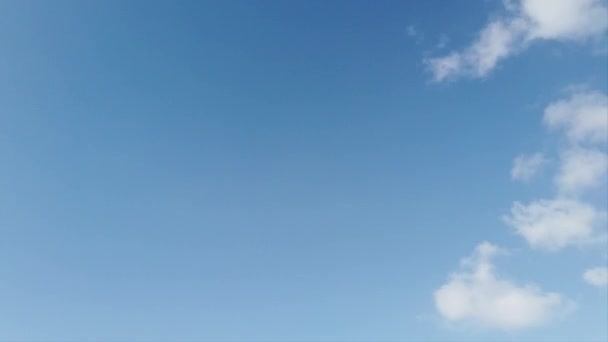 夏天的时间流逝背景 白色的卷云在晴朗的蓝天的空气中快速移动 — 图库视频影像