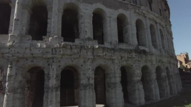 Roma, İtalya - 26 Ocak 2021: Görkemli ve iyi korunmuş Marcello Teather ve tarihi Roma 'da yer alan Apollo ve Bellona tapınaklarını takip eden dünya turistik merkezi 
