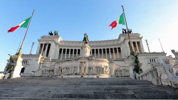 Alacsony Látószögű Kilátás Olasz Nemzeti Emlékmű Vittorio Emanuele Vagy Vittoriano — Stock Fotó