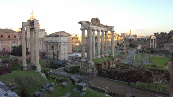 Φανταστική Θέα Στο Ηλιοβασίλεμα Στην Αρχαία Ρωμαϊκή Φόρουμ Παραμένει Ναοί — Αρχείο Βίντεο