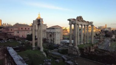 Antik Roma Forumunda altın gün batımı ünlü tapınakların, kiliselerin ve binaların görkemli harabeleriyle Roma tarihinin merkezi.
