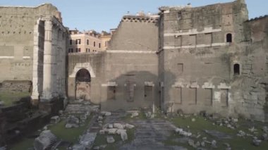 Roma 'da Roma mimarisinin kalıntılarıyla antik İmparatorluk forumunun kalıntılarını gezmek turist dünyasının ilgi odağı oldu.