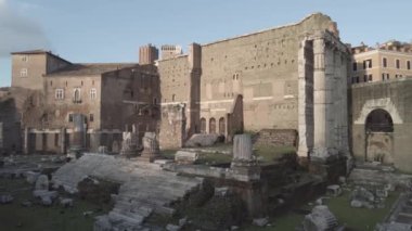 Roma İmparatorluğu 'nun antik kalıntıları, Augustus Roma Forumu' nun kalıntıları ve Mars Ultor 'a adanmış bir tapınak.