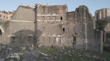 Roma 'nın Augustus forumunda antik Roma mimarisi ve kalıntılarıyla Mars Ultor' a adanmış muhteşem tapınak kalıntıları turistik dünyanın ilgi odağı.